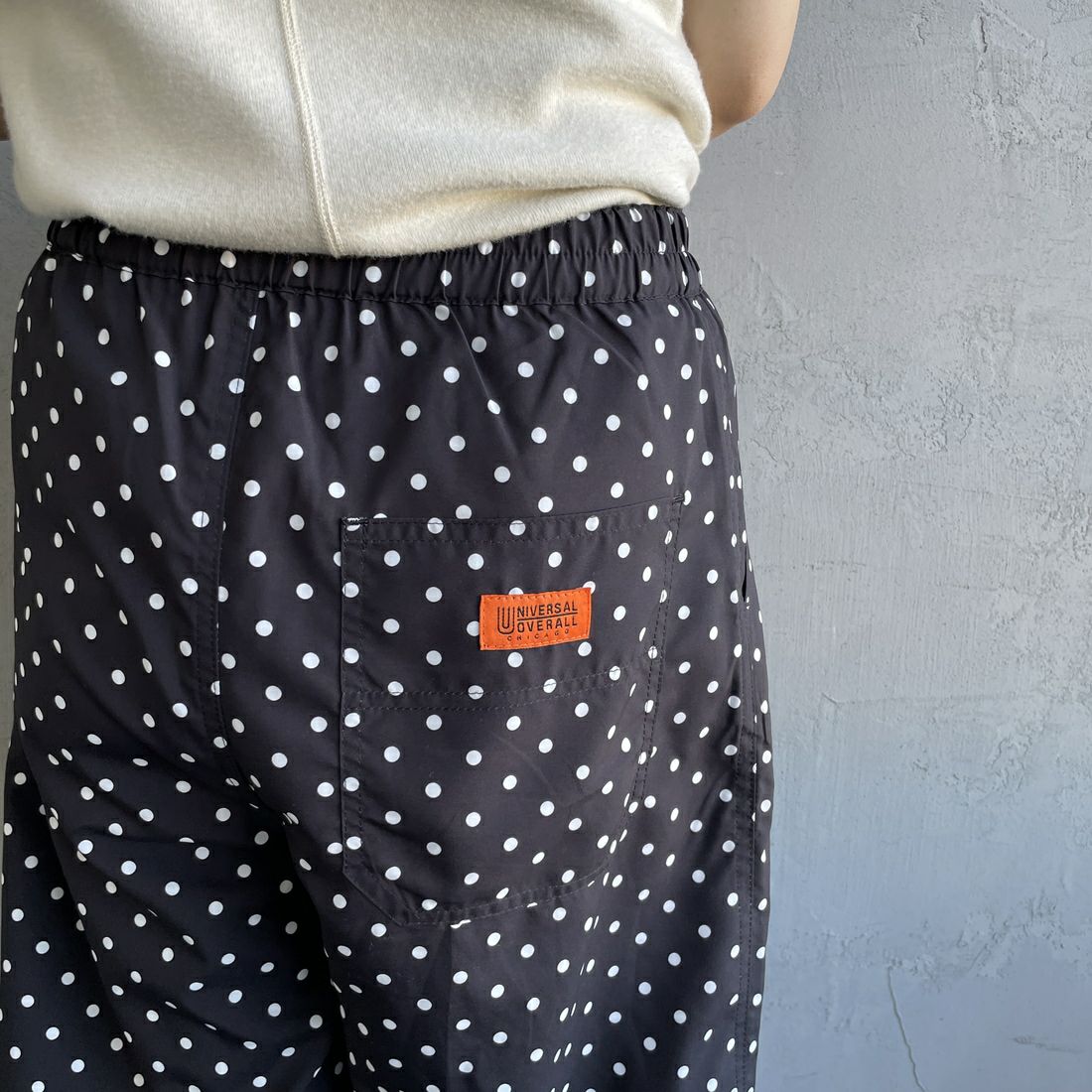 UNIVERSAL OVERALL [ユニバーサルオーバーオール] 別注 総柄イージーワイドパンツ [U2612634IN-JF] BLKﾄﾞｯﾄ &&モデル身長：158cm 着用サイズ：F&&