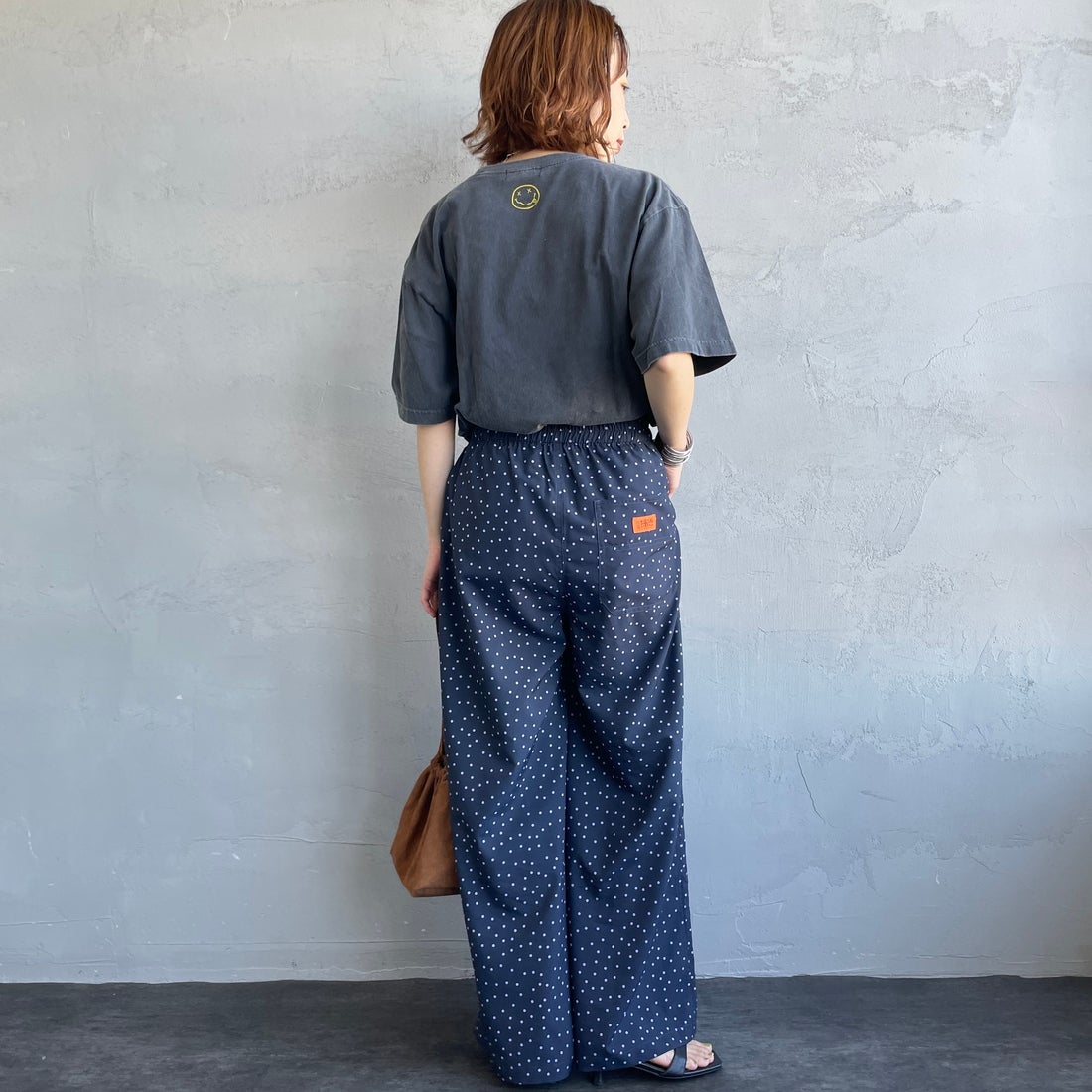 UNIVERSAL OVERALL [ユニバーサルオーバーオール] 別注 総柄イージーワイドパンツ [U2612634IN-JF] NVYﾄﾞｯﾄ &&モデル身長：158cm 着用サイズ：F&&