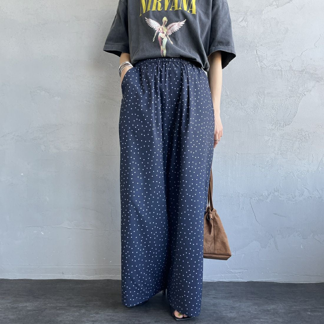 UNIVERSAL OVERALL [ユニバーサルオーバーオール] 別注 総柄イージーワイドパンツ [U2612634IN-JF] NVYﾄﾞｯﾄ &&モデル身長：158cm 着用サイズ：F&&