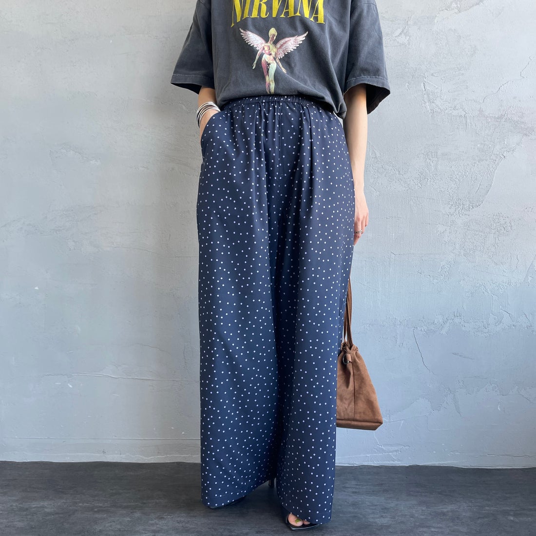 UNIVERSAL OVERALL [ユニバーサルオーバーオール] 別注 総柄イージーワイドパンツ [U2612634IN-JF] NVYﾄﾞｯﾄ &&モデル身長：158cm 着用サイズ：F&&