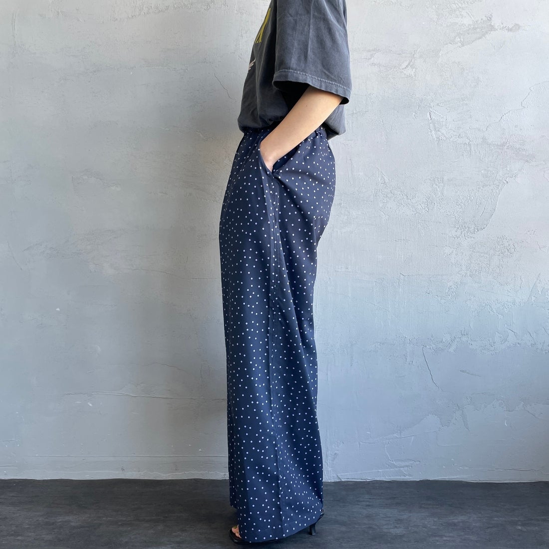 UNIVERSAL OVERALL [ユニバーサルオーバーオール] 別注 総柄イージーワイドパンツ [U2612634IN-JF] NVYﾄﾞｯﾄ &&モデル身長：158cm 着用サイズ：F&&
