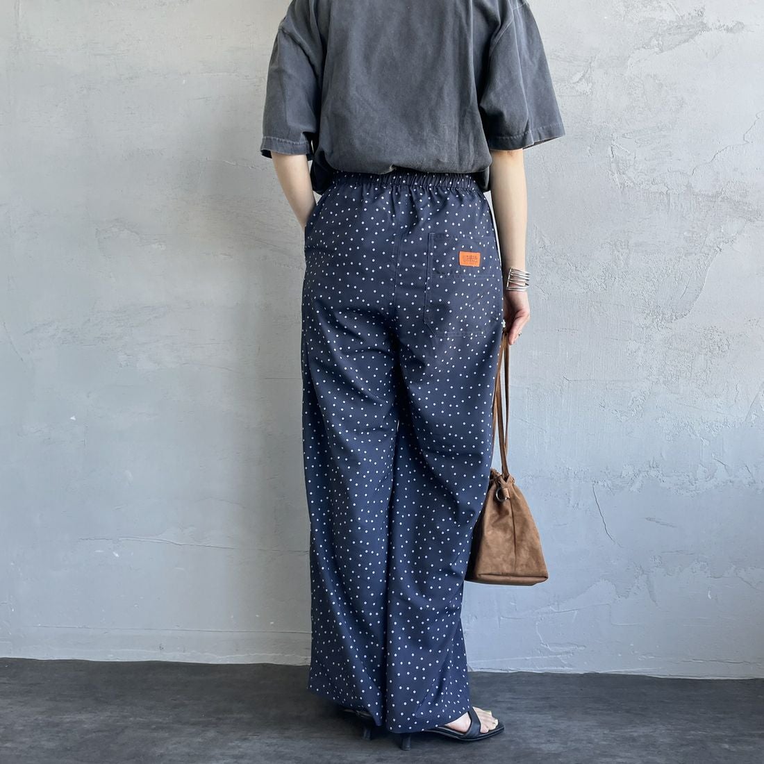 UNIVERSAL OVERALL [ユニバーサルオーバーオール] 別注 総柄イージーワイドパンツ [U2612634IN-JF] NVYﾄﾞｯﾄ &&モデル身長：158cm 着用サイズ：F&&