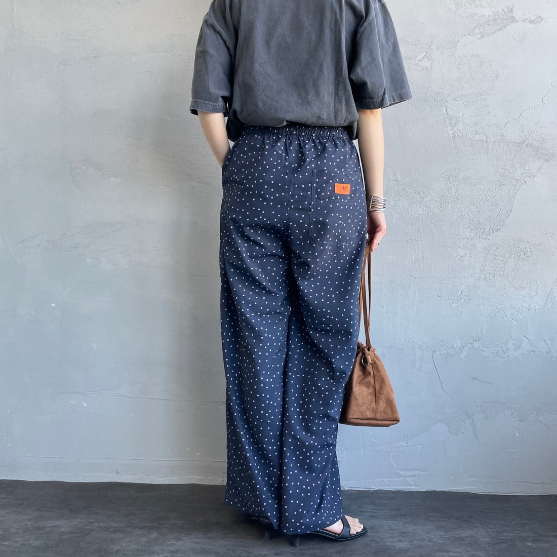 UNIVERSAL OVERALL [ユニバーサルオーバーオール] 別注 総柄イージーワイドパンツ [U2612634IN-JF] NVYﾄﾞｯﾄ &&モデル身長：158cm 着用サイズ：F&&