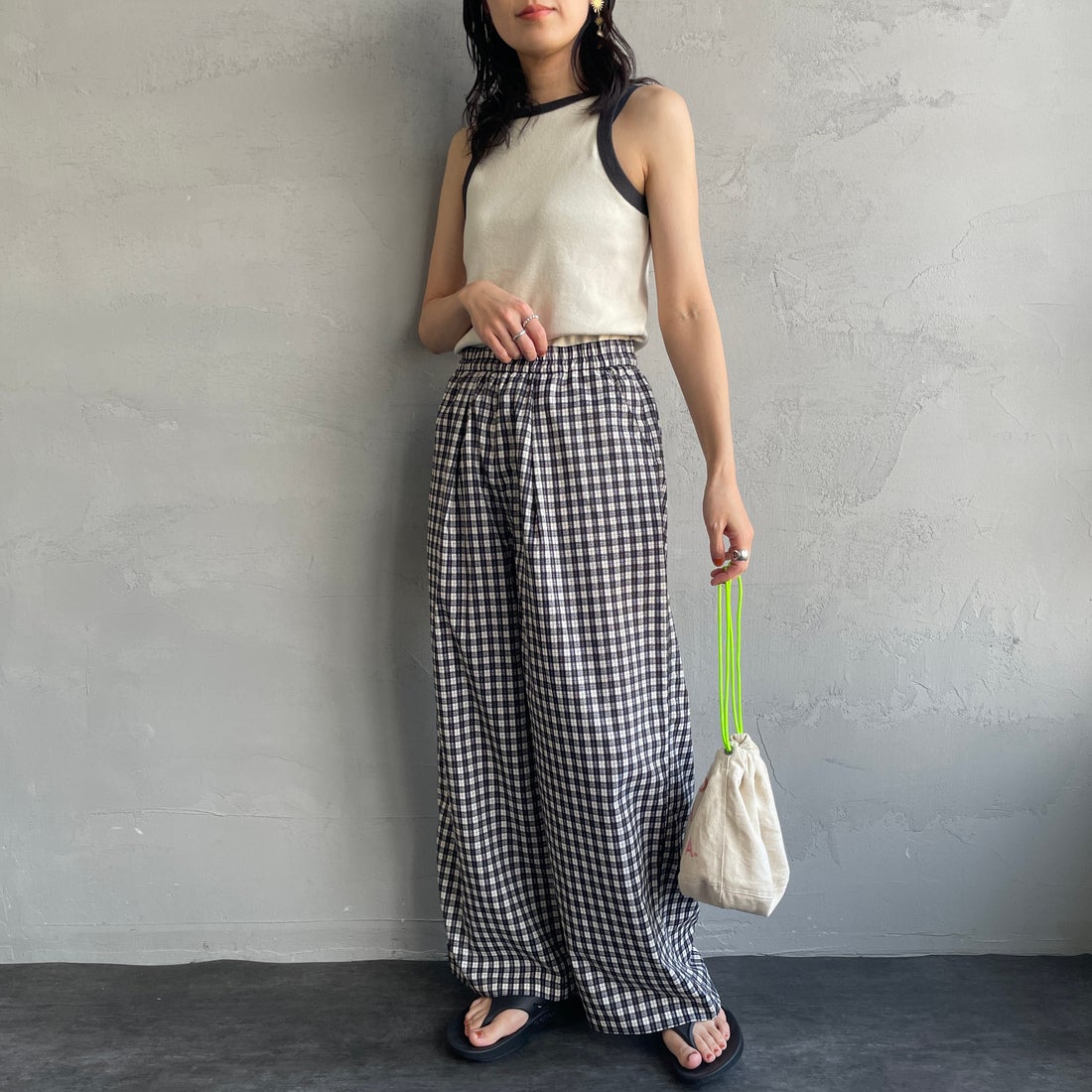 UNIVERSAL OVERALL [ユニバーサルオーバーオール] 別注 総柄イージーワイドパンツ [U2612634IN-JF] BLK/WHTﾁｪｯ &&モデル身長：160cm 着用サイズ：F&&