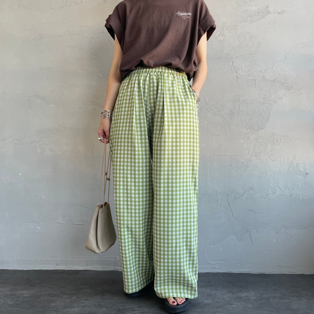 UNIVERSAL OVERALL [ユニバーサルオーバーオール] 別注 総柄イージーワイドパンツ [U2612634IN-JF] GRNﾁｪｯｸ &&モデル身長：158cm 着用サイズ：F&&