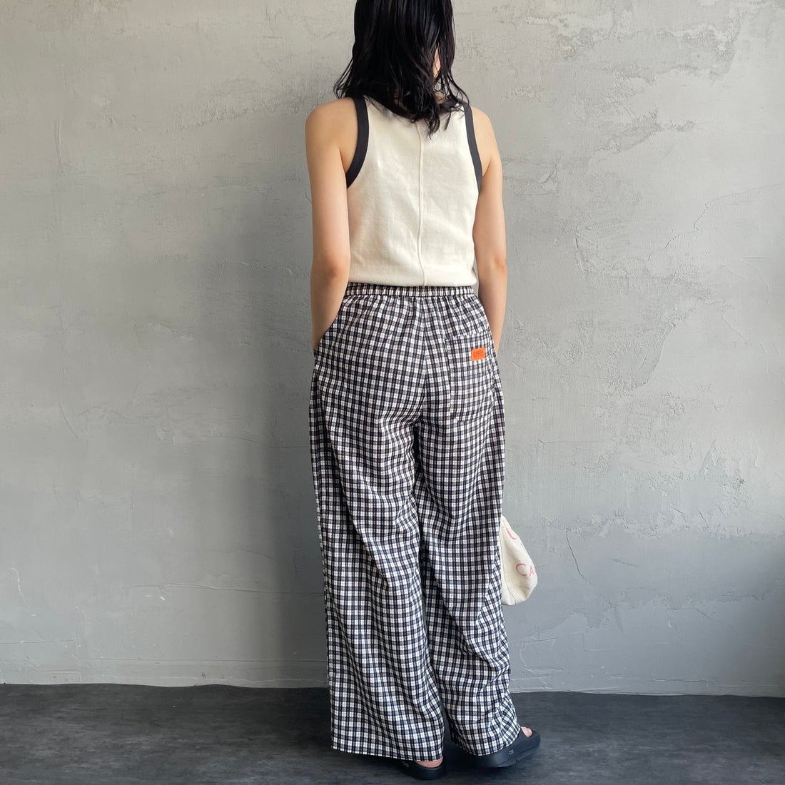 UNIVERSAL OVERALL [ユニバーサルオーバーオール] 別注 総柄イージーワイドパンツ [U2612634IN-JF] BLK/WHTﾁｪｯ &&モデル身長：160cm 着用サイズ：F&&