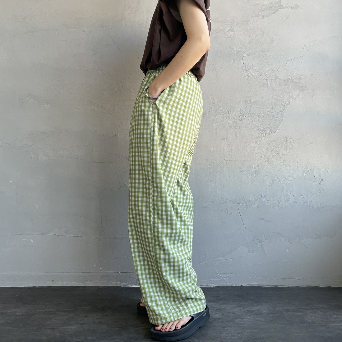 UNIVERSAL OVERALL [ユニバーサルオーバーオール] 別注 総柄イージーワイドパンツ [U2612634IN-JF] GRNﾁｪｯｸ &&モデル身長：158cm 着用サイズ：F&&