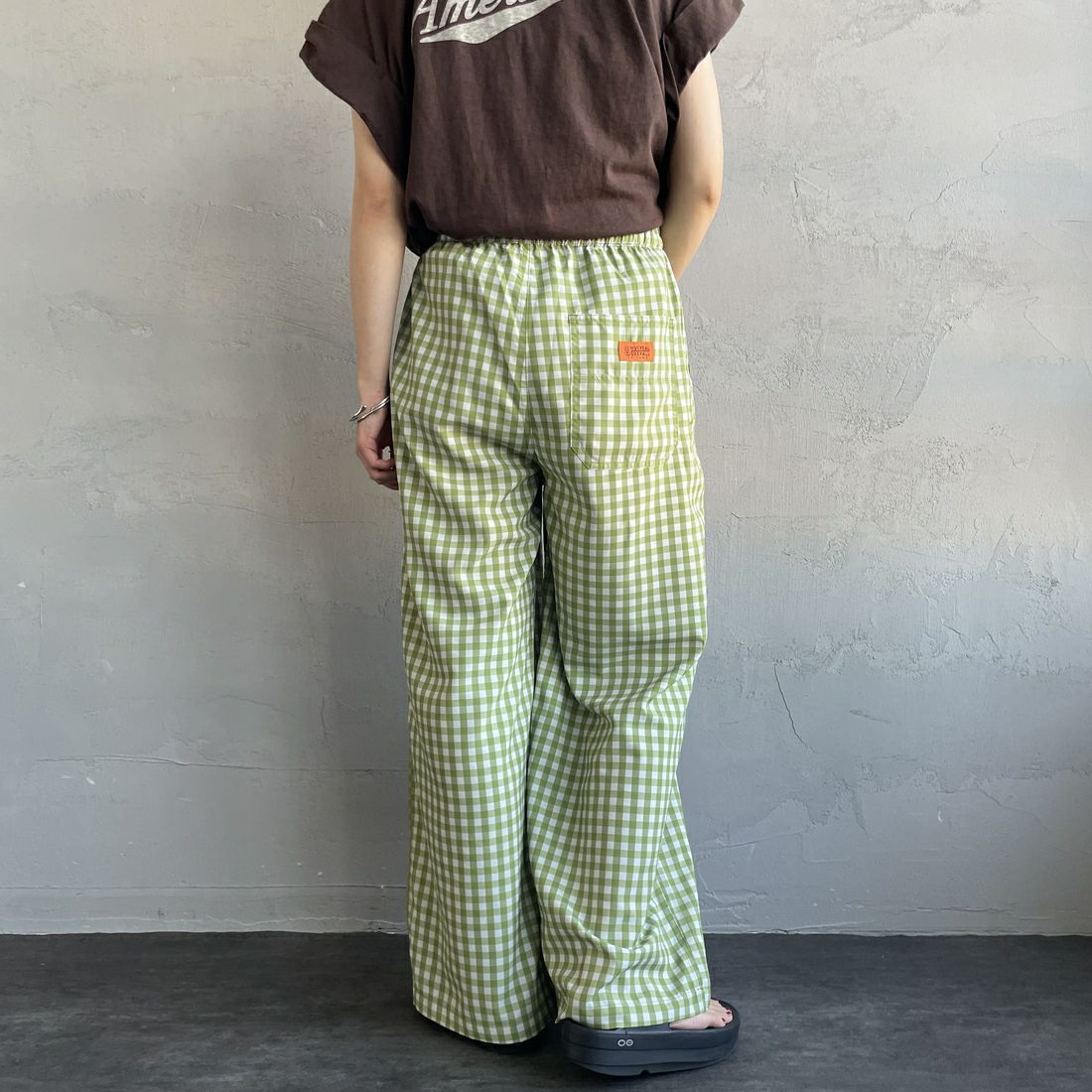 UNIVERSAL OVERALL [ユニバーサルオーバーオール] 別注 総柄イージーワイドパンツ [U2612634IN-JF] GRNﾁｪｯｸ &&モデル身長：158cm 着用サイズ：F&&