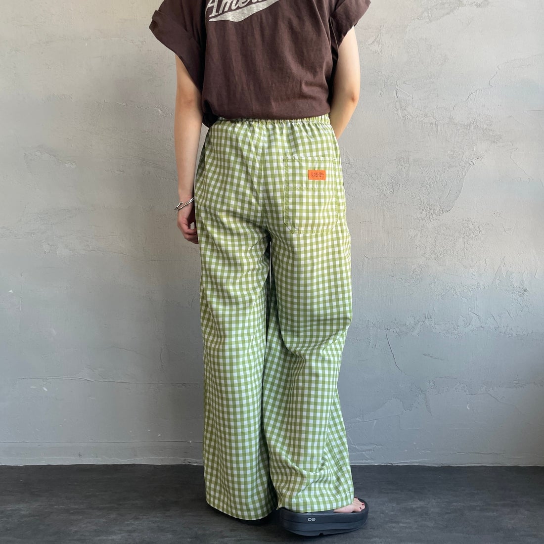 UNIVERSAL OVERALL [ユニバーサルオーバーオール] 別注 総柄イージーワイドパンツ [U2612634IN-JF] GRNﾁｪｯｸ &&モデル身長：158cm 着用サイズ：F&&