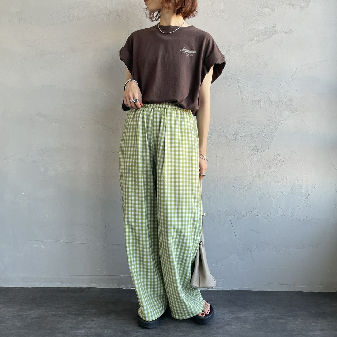 UNIVERSAL OVERALL [ユニバーサルオーバーオール] 別注 総柄イージーワイドパンツ [U2612634IN-JF] GRNﾁｪｯｸ &&モデル身長：158cm 着用サイズ：F&&