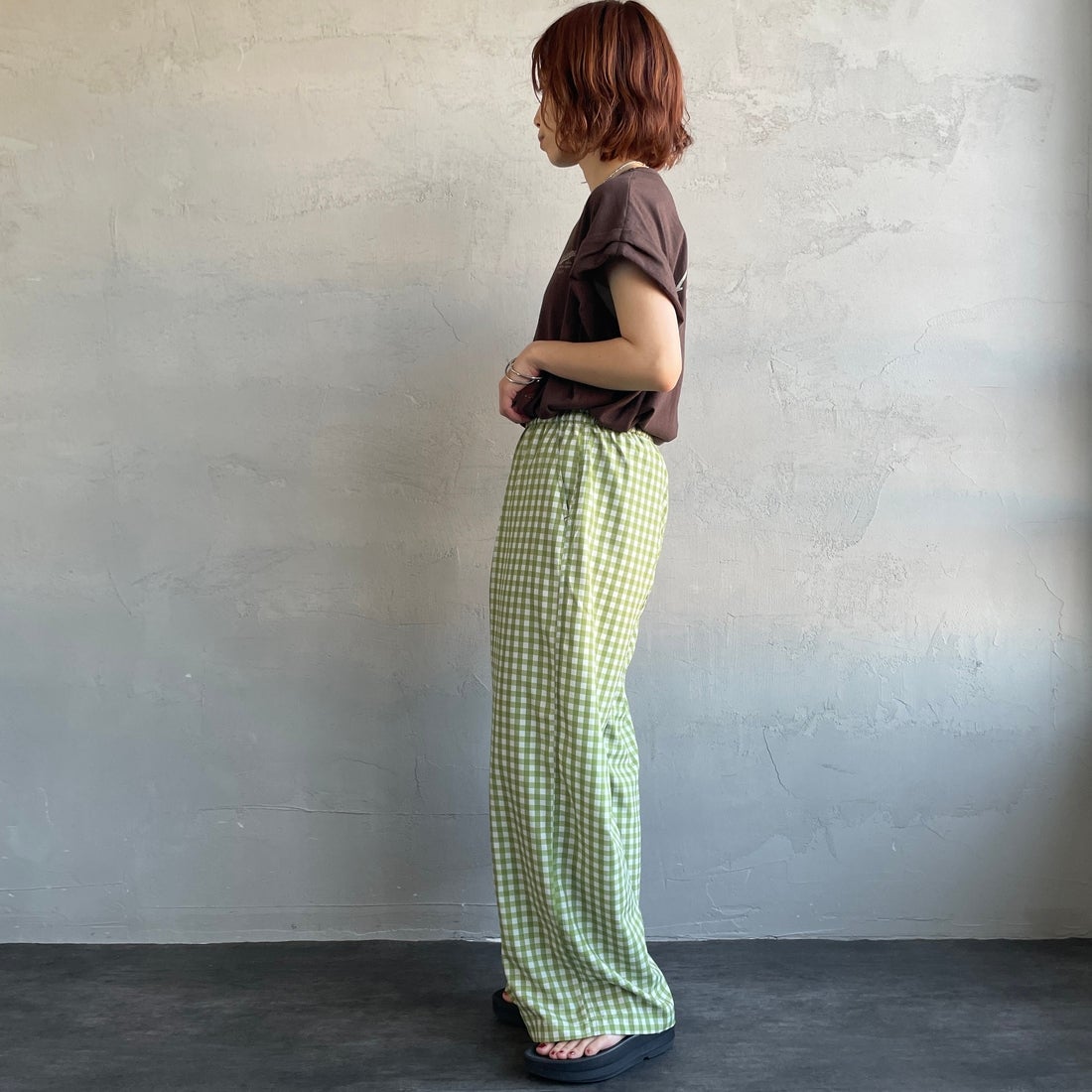 UNIVERSAL OVERALL [ユニバーサルオーバーオール] 別注 総柄イージーワイドパンツ [U2612634IN-JF] GRNﾁｪｯｸ &&モデル身長：158cm 着用サイズ：F&&