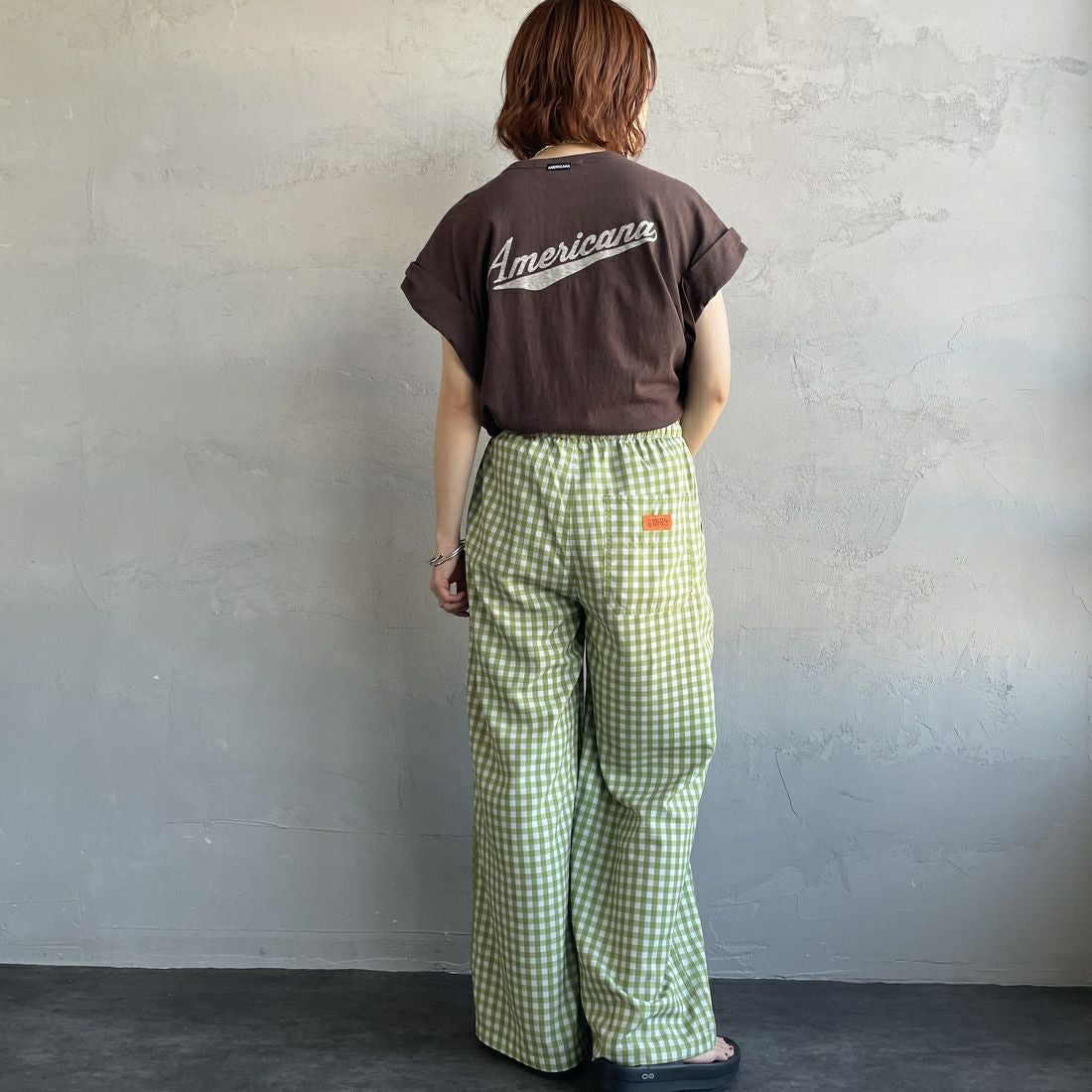 UNIVERSAL OVERALL [ユニバーサルオーバーオール] 別注 総柄イージーワイドパンツ [U2612634IN-JF] GRNﾁｪｯｸ &&モデル身長：158cm 着用サイズ：F&&