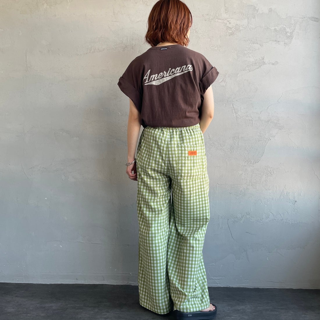 UNIVERSAL OVERALL [ユニバーサルオーバーオール] 別注 総柄イージーワイドパンツ [U2612634IN-JF] GRNﾁｪｯｸ &&モデル身長：158cm 着用サイズ：F&&