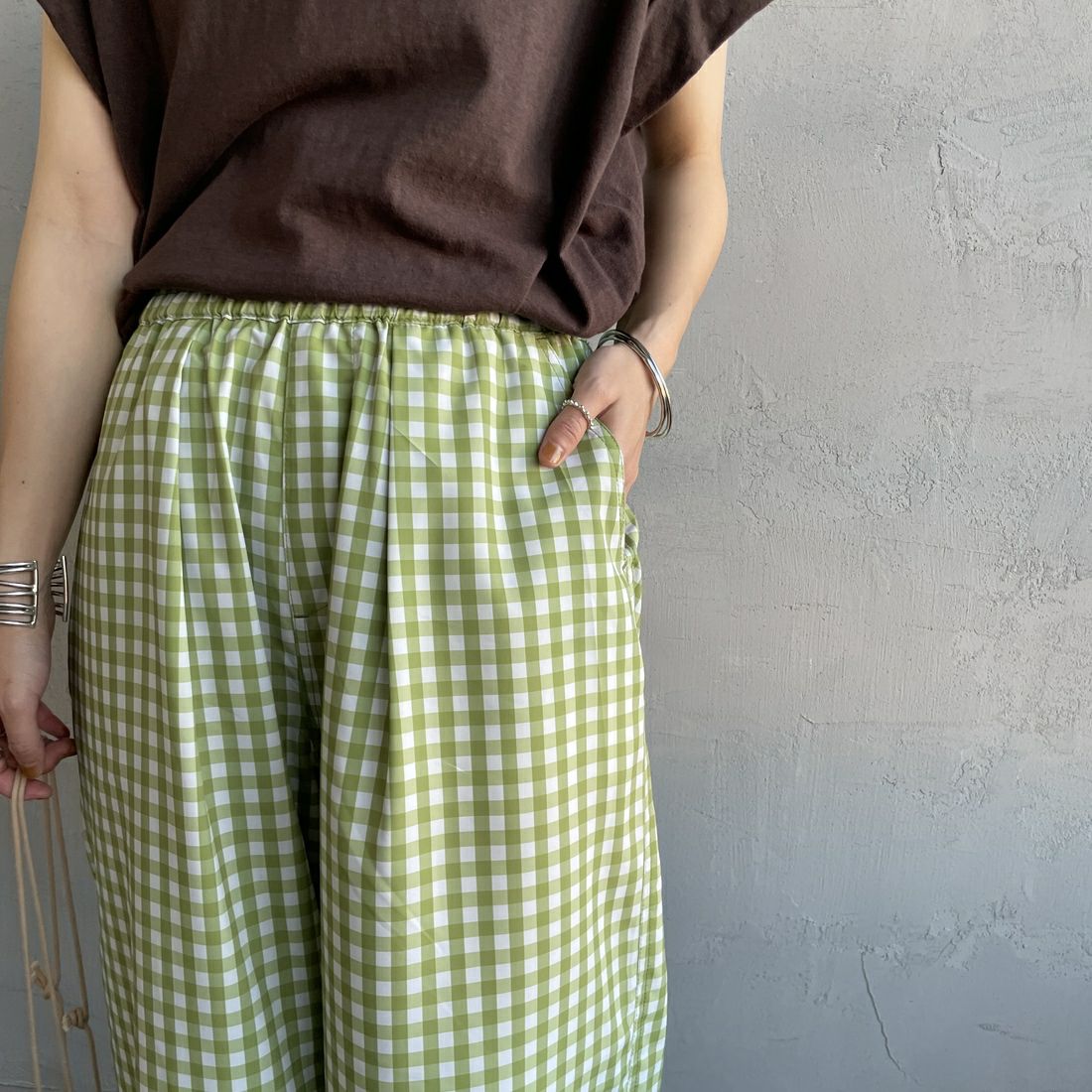 UNIVERSAL OVERALL [ユニバーサルオーバーオール] 別注 総柄イージーワイドパンツ [U2612634IN-JF] GRNﾁｪｯｸ &&モデル身長：158cm 着用サイズ：F&&