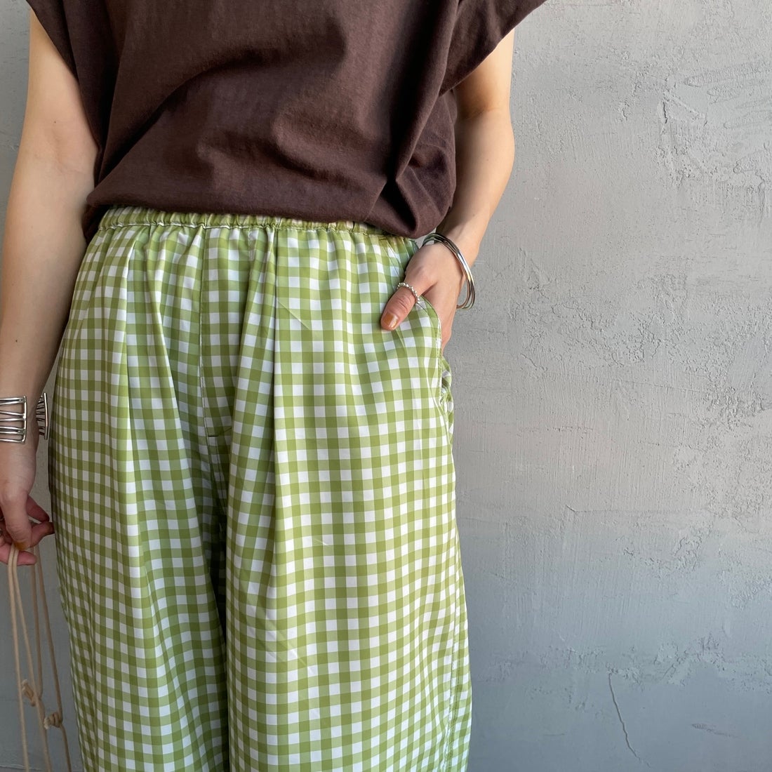 UNIVERSAL OVERALL [ユニバーサルオーバーオール] 別注 総柄イージーワイドパンツ [U2612634IN-JF] GRNﾁｪｯｸ &&モデル身長：158cm 着用サイズ：F&&