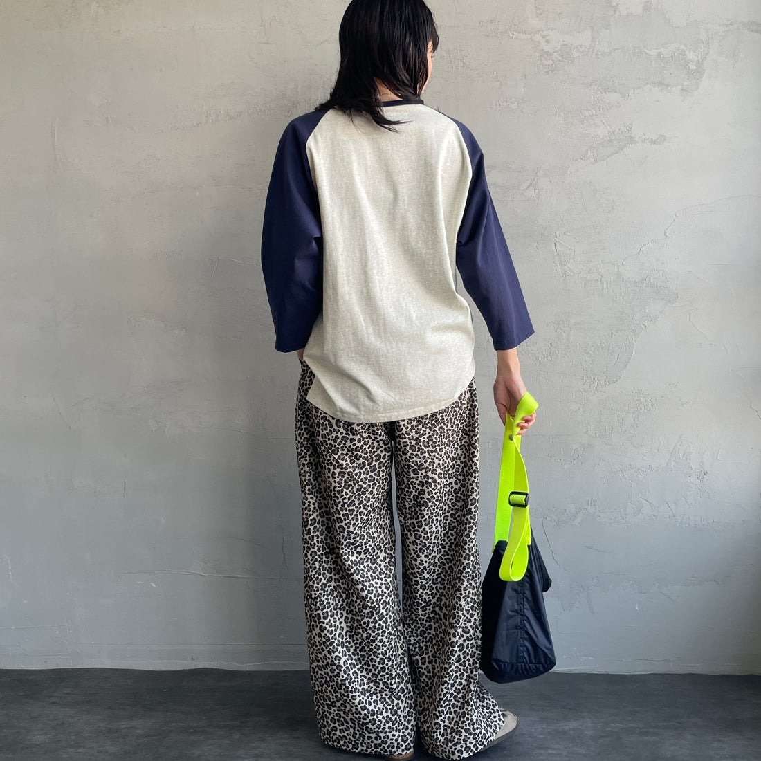 UNIVERSAL OVERALL [ユニバーサルオーバーオール] 別注 総柄イージーワイドパンツ [U2612634IN-JF] BEGﾚｵﾊﾟｰﾄﾞ &&モデル身長：160cm 着用サイズ：F&&