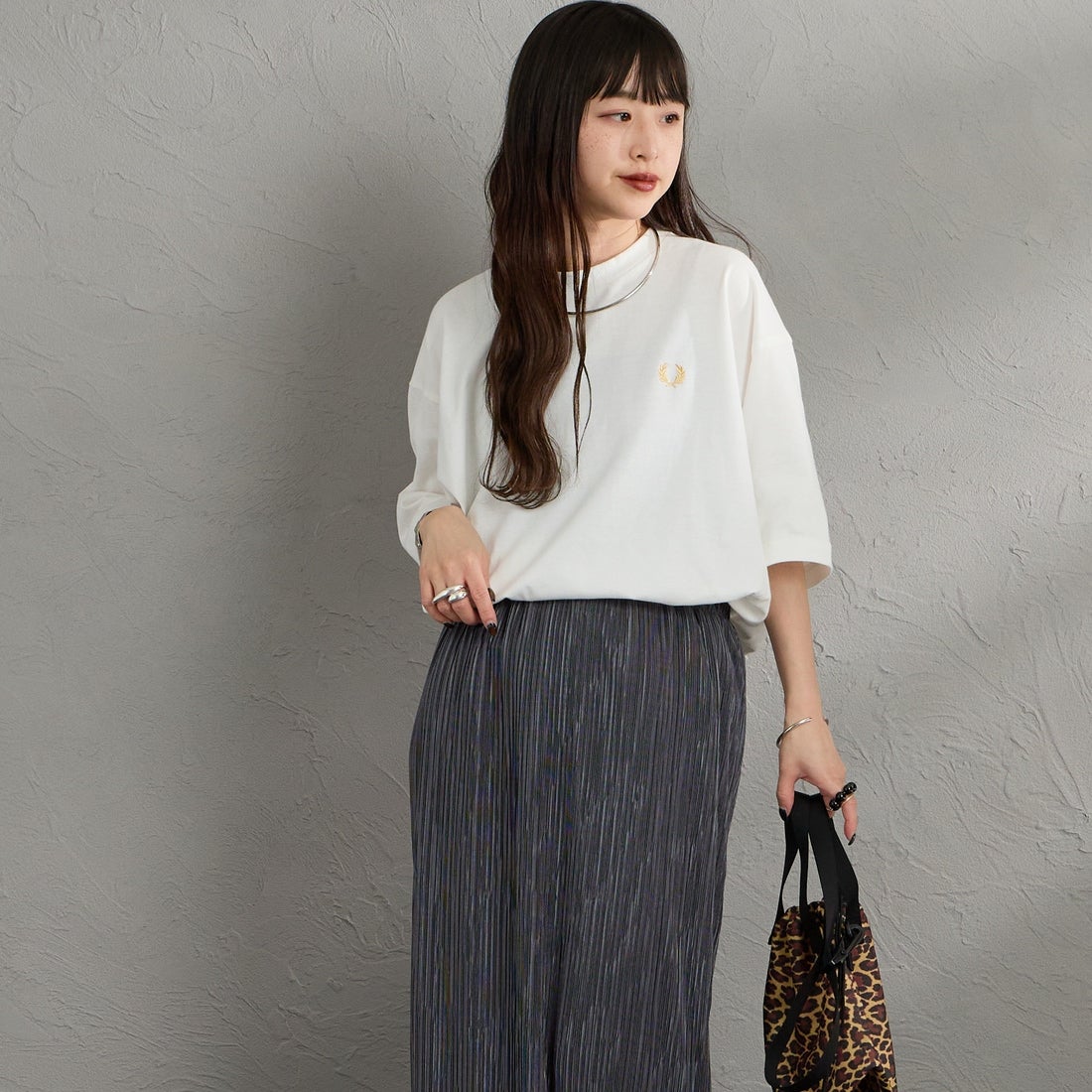 FRED PERRY [フレッドペリー] 別注 ORIGINAL SPORTSWEAR バック刺繍ロゴTシャツ [FPM-26S-023JF] SNOW WHITE &&モデル身長：150cm 着用サイズ：S&&