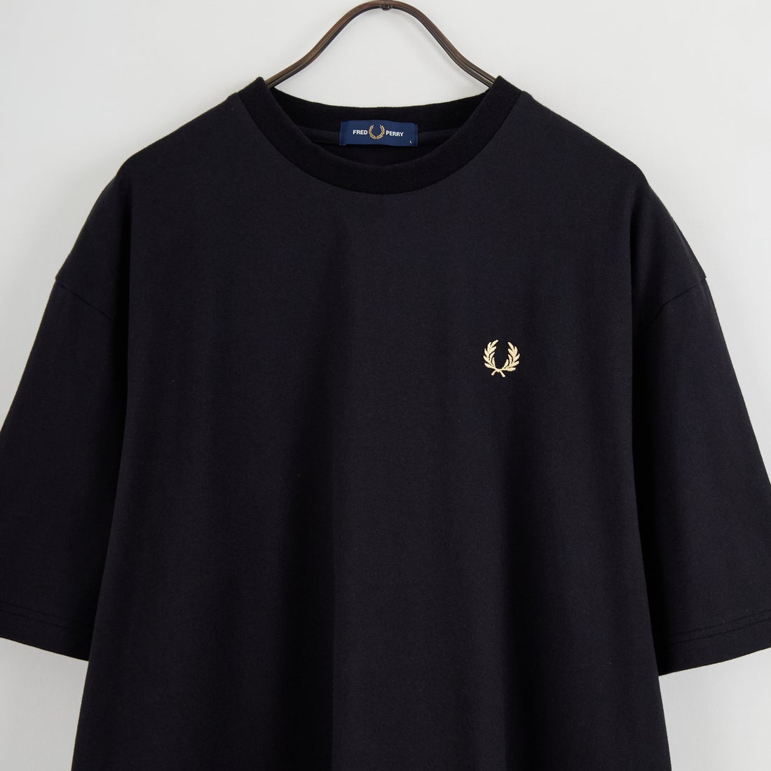 FRED PERRY [フレッドペリー] 別注 ORIGINAL SPORTSWEAR バック刺繍ロゴTシャツ [FPM-26S-023JF] BLACK/SNOW