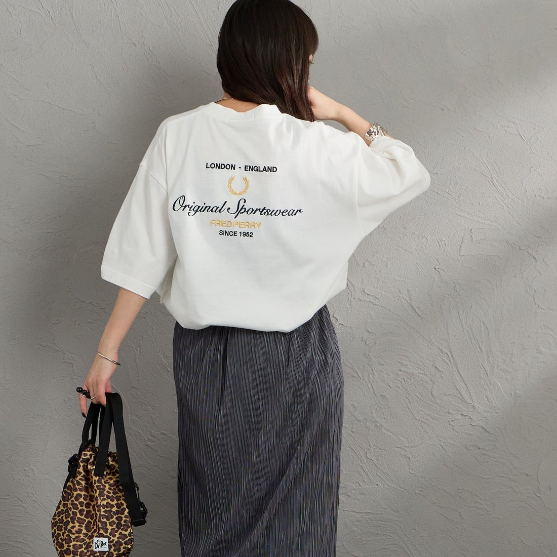FRED PERRY [フレッドペリー] 別注 ORIGINAL SPORTSWEAR バック刺繍ロゴTシャツ [FPM-26S-023JF] SNOW WHITE &&モデル身長：150cm 着用サイズ：S&&Y [フレッドペリー] 別注 ORIGINAL SPORTSWEAR バック刺繍ロゴTシャツ [FPM-26S-023JF] BLACK/SNOW