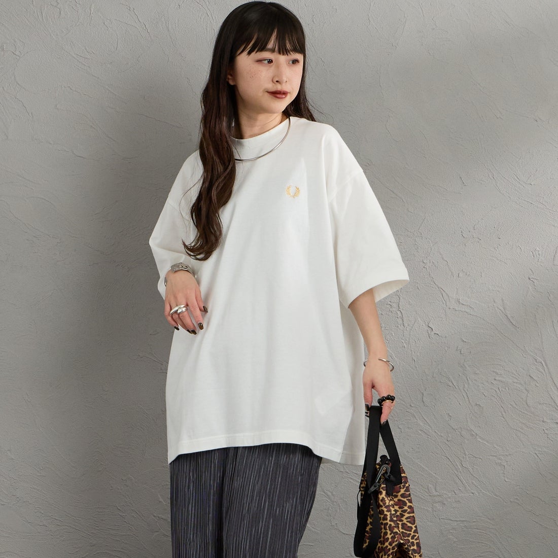 FRED PERRY [フレッドペリー] 別注 ORIGINAL SPORTSWEAR バック刺繍ロゴTシャツ [FPM-26S-023JF] SNOW WHITE &&モデル身長：150cm 着用サイズ：S&&