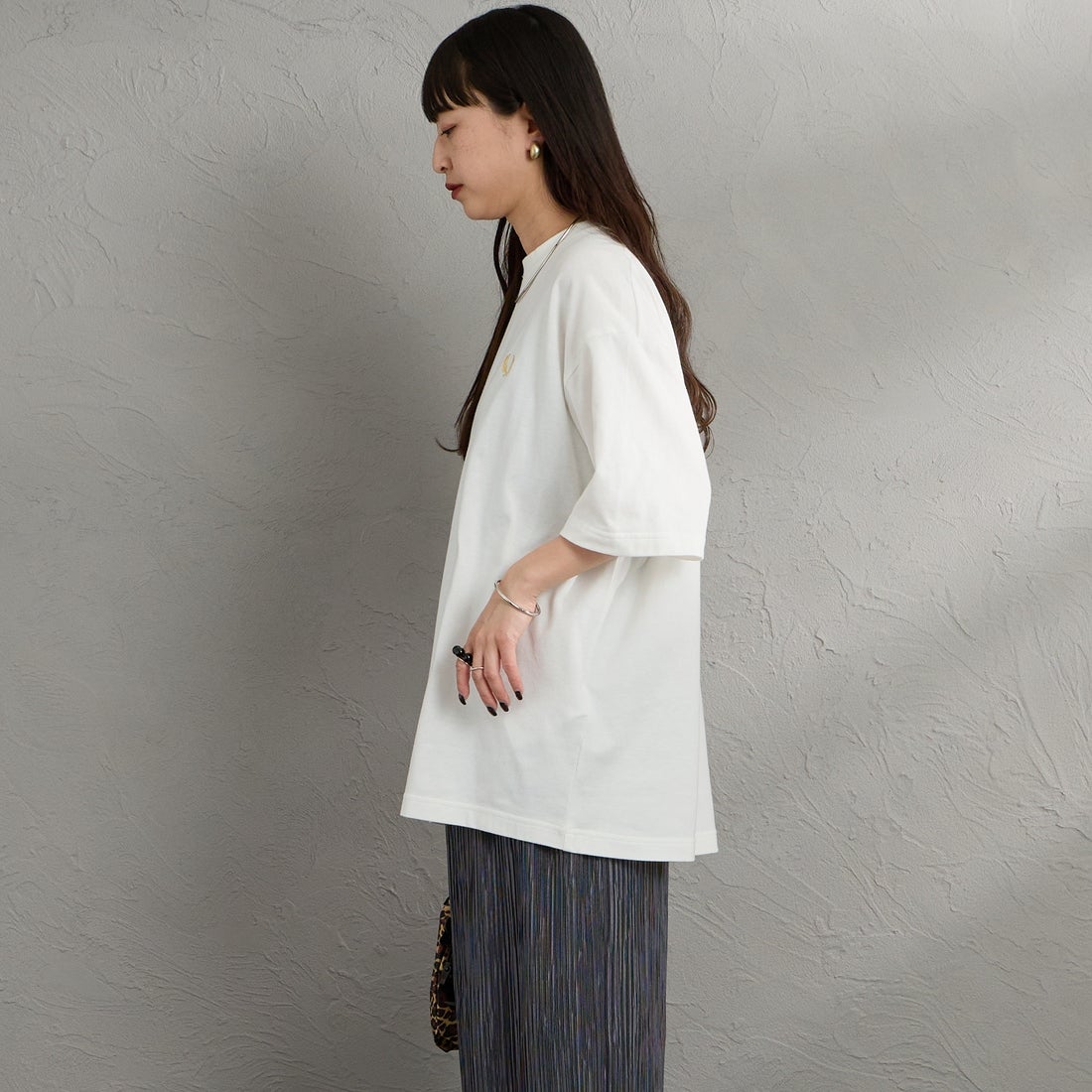 FRED PERRY [フレッドペリー] 別注 ORIGINAL SPORTSWEAR バック刺繍ロゴTシャツ [FPM-26S-023JF] SNOW WHITE &&モデル身長：150cm 着用サイズ：S&&