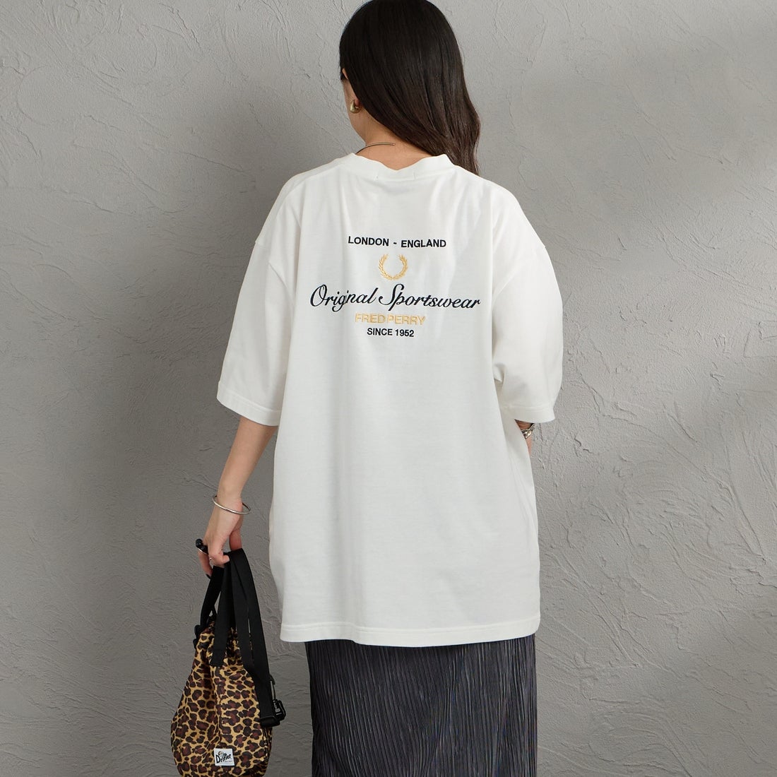 FRED PERRY [フレッドペリー] 別注 ORIGINAL SPORTSWEAR バック刺繍ロゴTシャツ [FPM-26S-023JF] SNOW WHITE &&モデル身長：150cm 着用サイズ：S&&