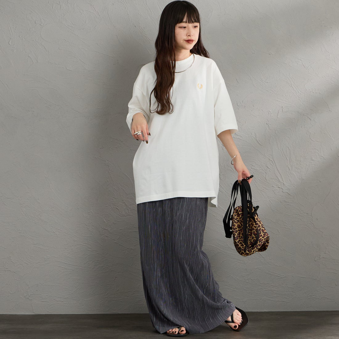 FRED PERRY [フレッドペリー] 別注 ORIGINAL SPORTSWEAR バック刺繍ロゴTシャツ [FPM-26S-023JF] SNOW WHITE &&モデル身長：150cm 着用サイズ：S&&