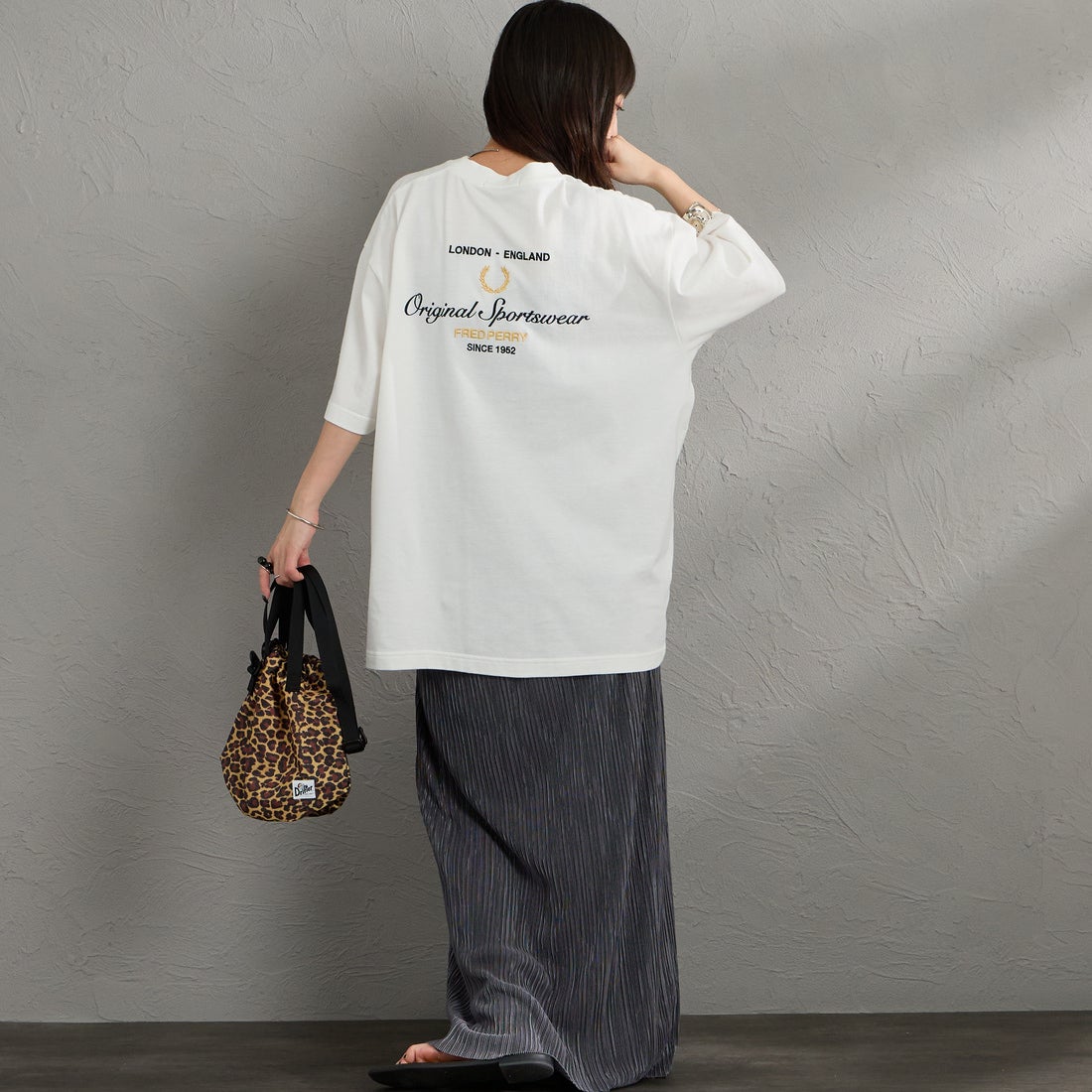 FRED PERRY [フレッドペリー] 別注 ORIGINAL SPORTSWEAR バック刺繍ロゴTシャツ [FPM-26S-023JF] SNOW WHITE &&モデル身長：150cm 着用サイズ：S&&