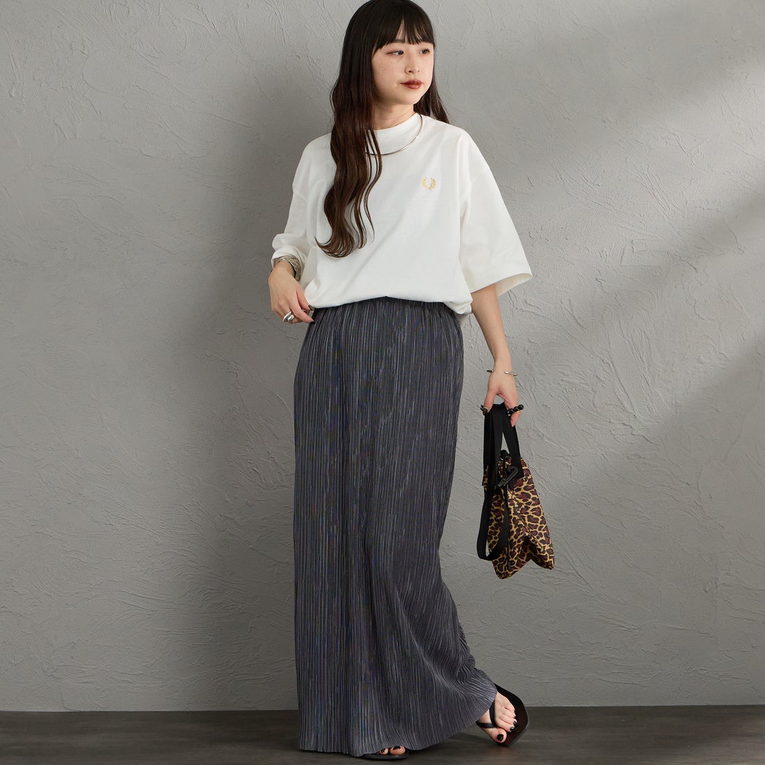 FRED PERRY [フレッドペリー] 別注 ORIGINAL SPORTSWEAR バック刺繍ロゴTシャツ [FPM-26S-023JF] SNOW WHITE &&モデル身長：150cm 着用サイズ：S&&