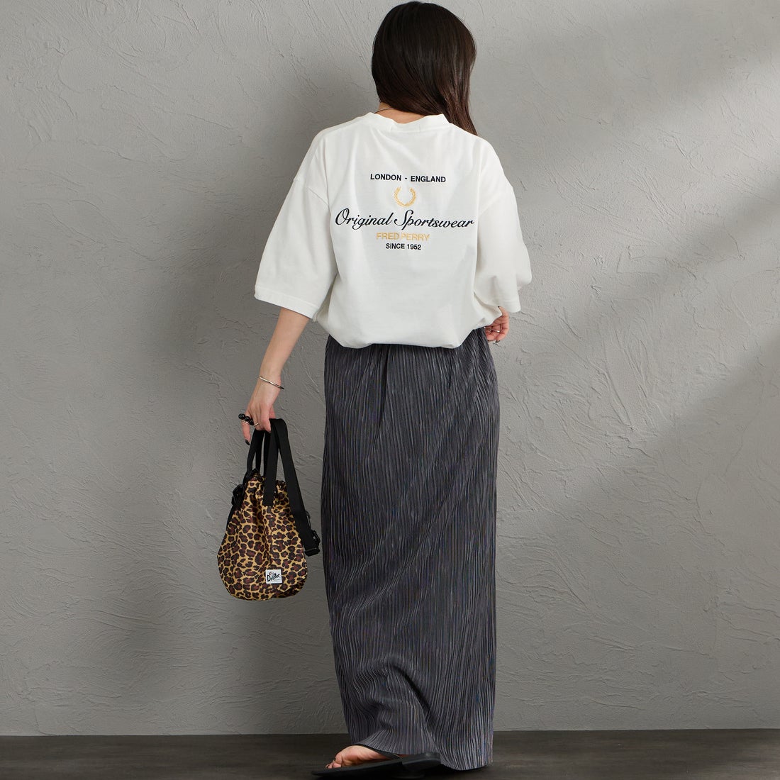 FRED PERRY [フレッドペリー] 別注 ORIGINAL SPORTSWEAR バック刺繍ロゴTシャツ [FPM-26S-023JF] SNOW WHITE &&モデル身長：150cm 着用サイズ：S&&