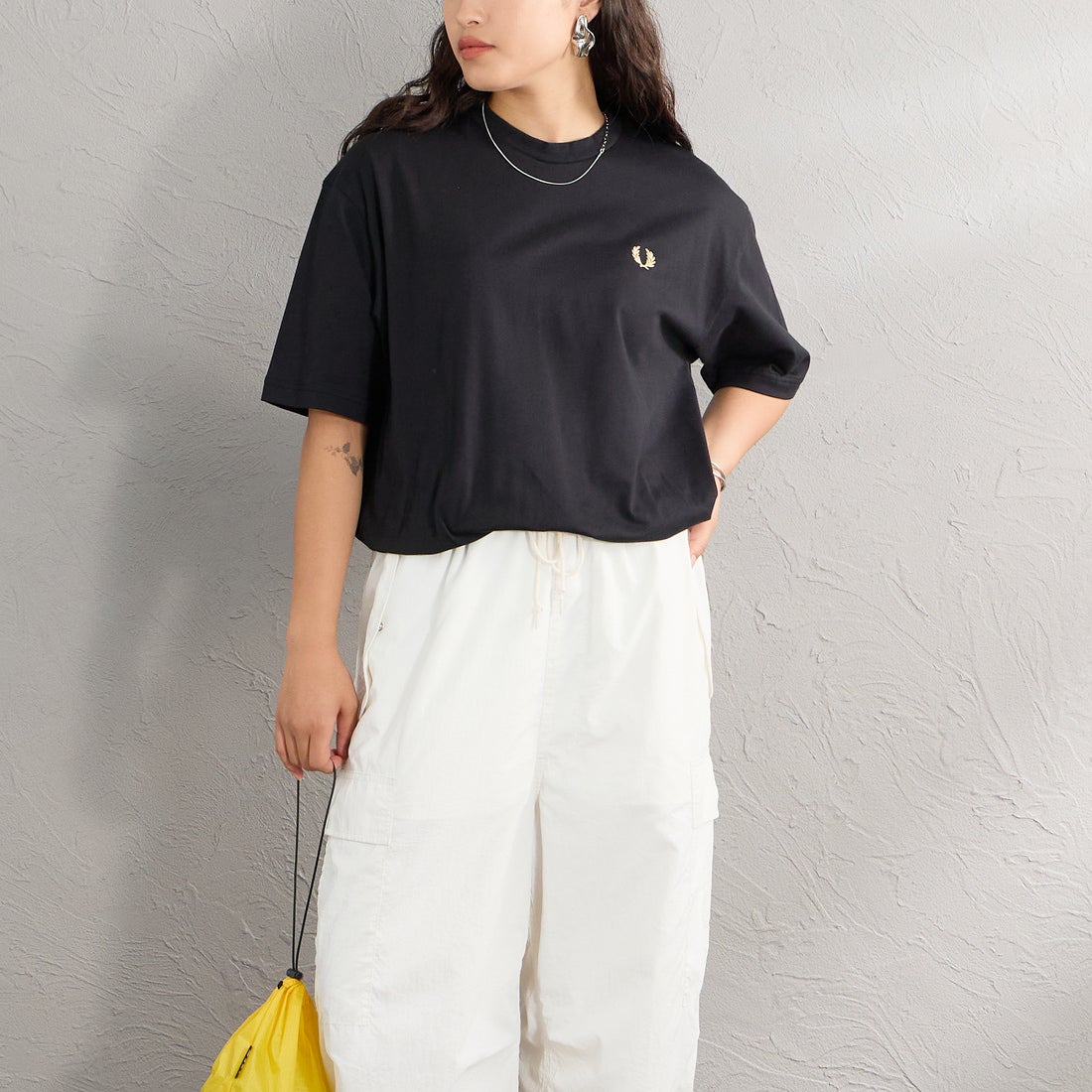 FRED PERRY [フレッドペリー] 別注 ORIGINAL SPORTSWEAR バック刺繍ロゴTシャツ [FPM-26S-023JF] BLACK/SNOW&&モデル身長：162cm 着用サイズ：S&&