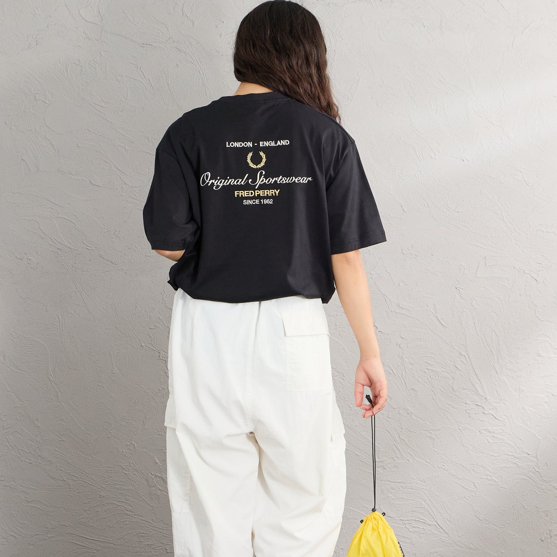 FRED PERRY [フレッドペリー] 別注 ORIGINAL SPORTSWEAR バック刺繍ロゴTシャツ [FPM-26S-023JF] BLACK/SNOW&&モデル身長：162cm 着用サイズ：S&&