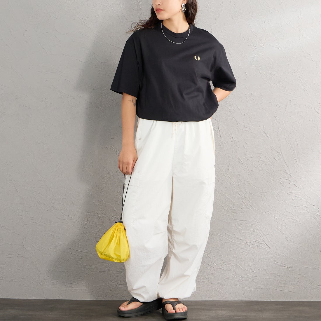 FRED PERRY [フレッドペリー] 別注 ORIGINAL SPORTSWEAR バック刺繍ロゴTシャツ [FPM-26S-023JF] BLACK/SNOW&&モデル身長：162cm 着用サイズ：S&&