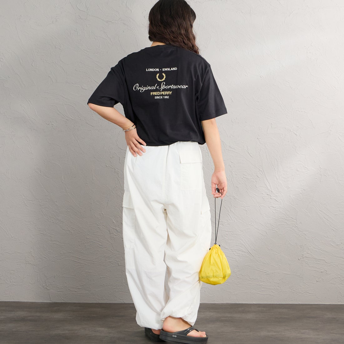 FRED PERRY [フレッドペリー] 別注 ORIGINAL SPORTSWEAR バック刺繍ロゴTシャツ [FPM-26S-023JF] BLACK/SNOW&&モデル身長：162cm 着用サイズ：S&&