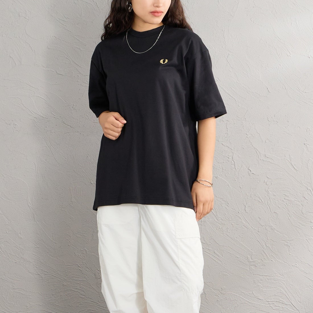 FRED PERRY [フレッドペリー] 別注 ORIGINAL SPORTSWEAR バック刺繍ロゴTシャツ [FPM-26S-023JF] BLACK/SNOW&&モデル身長：162cm 着用サイズ：S&&