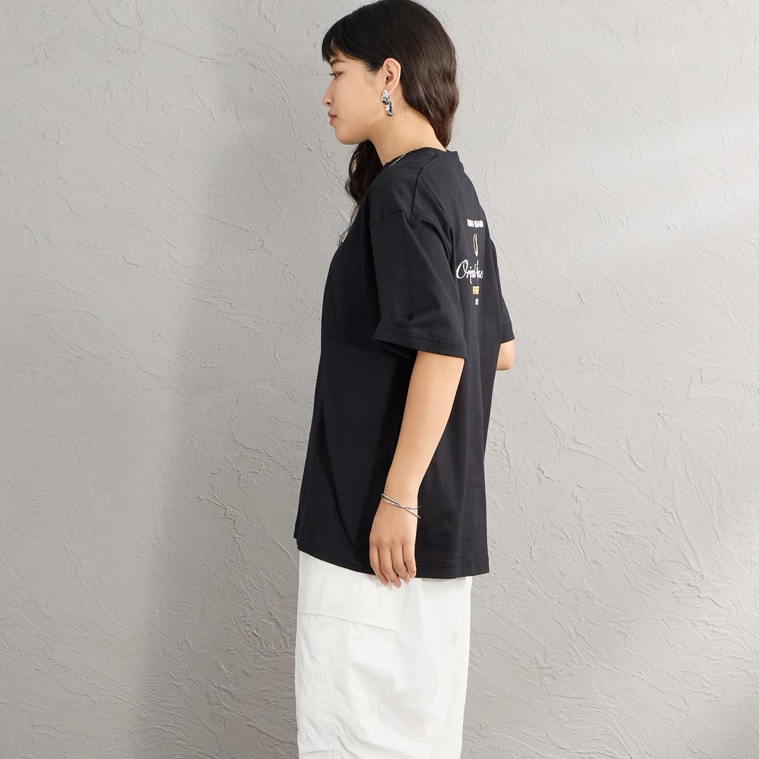 FRED PERRY [フレッドペリー] 別注 ORIGINAL SPORTSWEAR バック刺繍ロゴTシャツ [FPM-26S-023JF] BLACK/SNOW&&モデル身長：162cm 着用サイズ：S&&