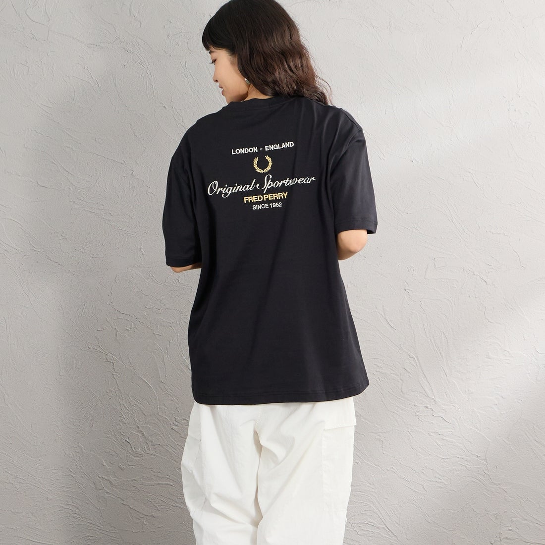 FRED PERRY [フレッドペリー] 別注 ORIGINAL SPORTSWEAR バック刺繍ロゴTシャツ [FPM-26S-023JF] BLACK/SNOW&&モデル身長：162cm 着用サイズ：S&&