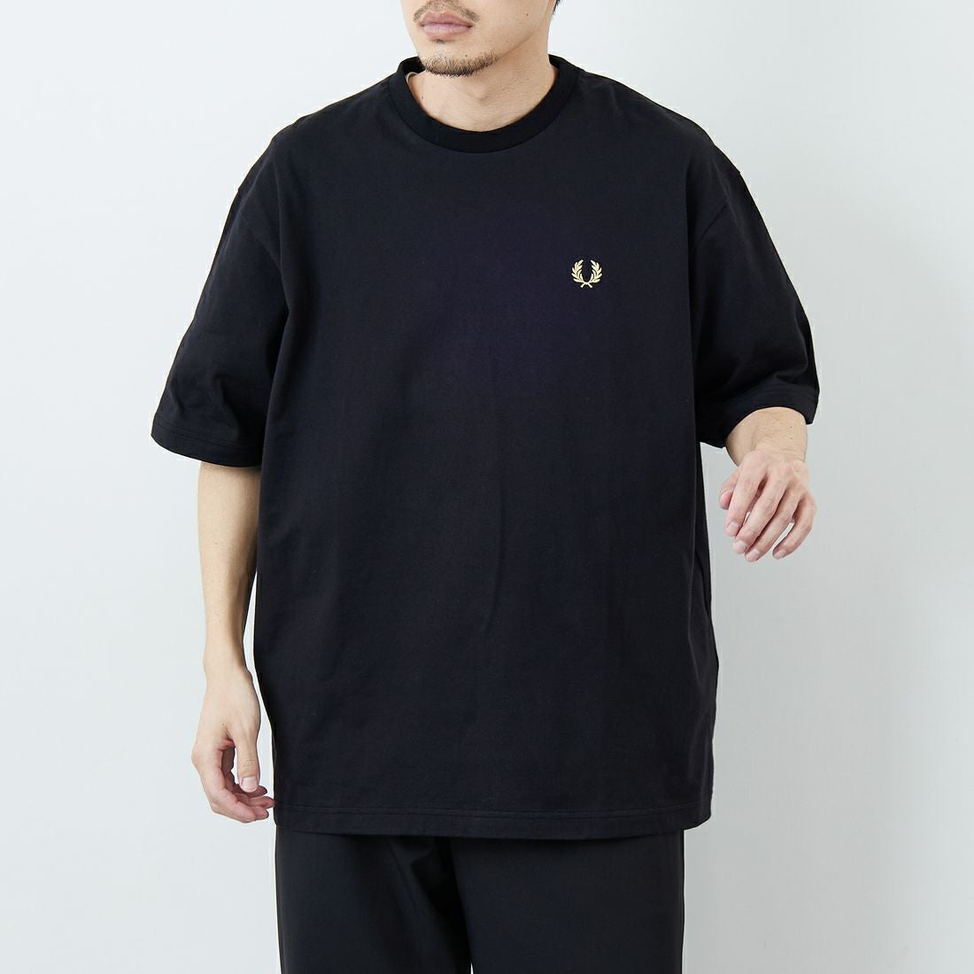FRED PERRY [フレッドペリー] 別注 ORIGINAL SPORTSWEAR バック刺繍ロゴTシャツ [FPM-26S-023JF] BLACK/SNOW &&モデル身長：168cm 着用サイズ：L&&
