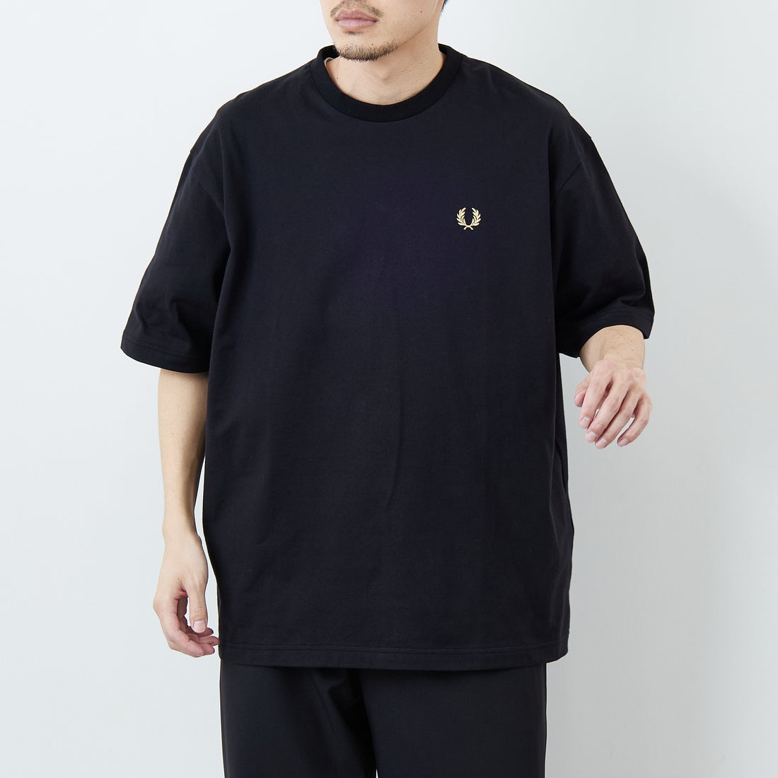 FRED PERRY [フレッドペリー] 別注 ORIGINAL SPORTSWEAR バック刺繍ロゴTシャツ [FPM-26S-023JF] BLACK/SNOW &&モデル身長：168cm 着用サイズ：L&&