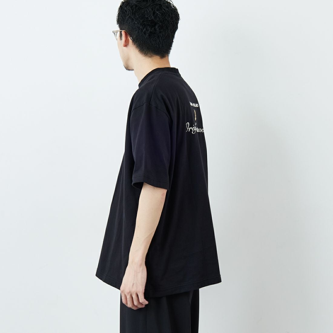 FRED PERRY [フレッドペリー] 別注 ORIGINAL SPORTSWEAR バック刺繍ロゴTシャツ [FPM-26S-023JF] BLACK/SNOW &&モデル身長：168cm 着用サイズ：L&&