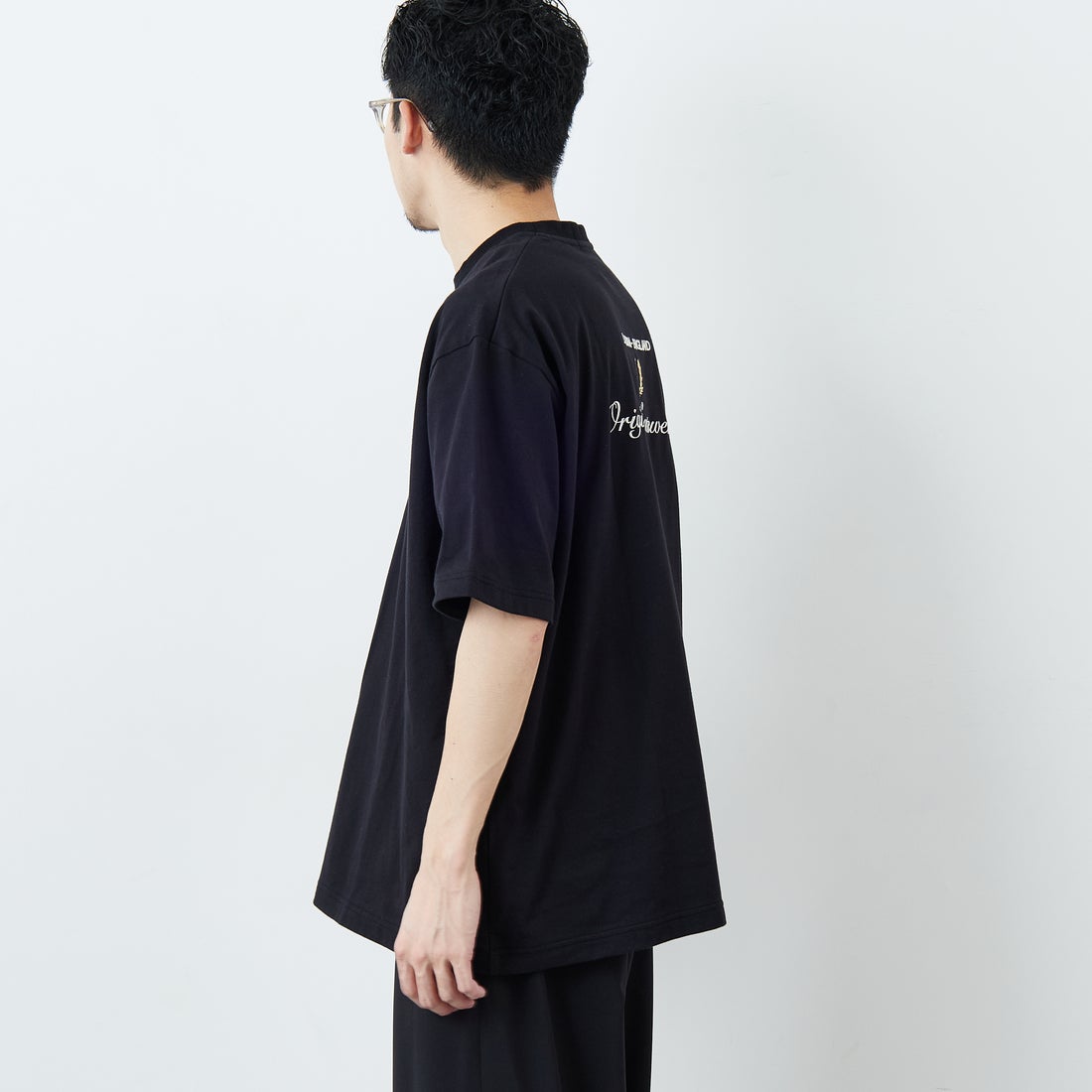 FRED PERRY [フレッドペリー] 別注 ORIGINAL SPORTSWEAR バック刺繍ロゴTシャツ [FPM-26S-023JF] BLACK/SNOW &&モデル身長：168cm 着用サイズ：L&&