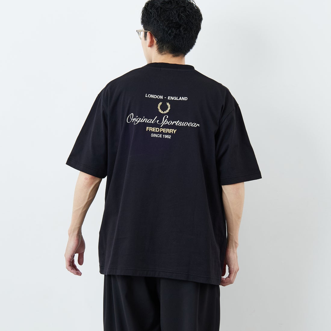 FRED PERRY [フレッドペリー] 別注 ORIGINAL SPORTSWEAR バック刺繍ロゴTシャツ [FPM-26S-023JF] BLACK/SNOW &&モデル身長：168cm 着用サイズ：L&&