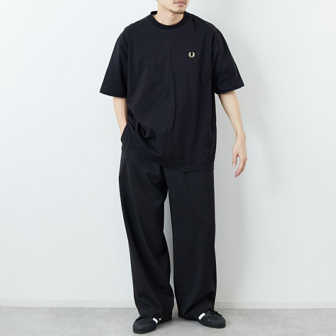 FRED PERRY [フレッドペリー] 別注 ORIGINAL SPORTSWEAR バック刺繍ロゴTシャツ [FPM-26S-023JF] BLACK/SNOW &&モデル身長：168cm 着用サイズ：L&&