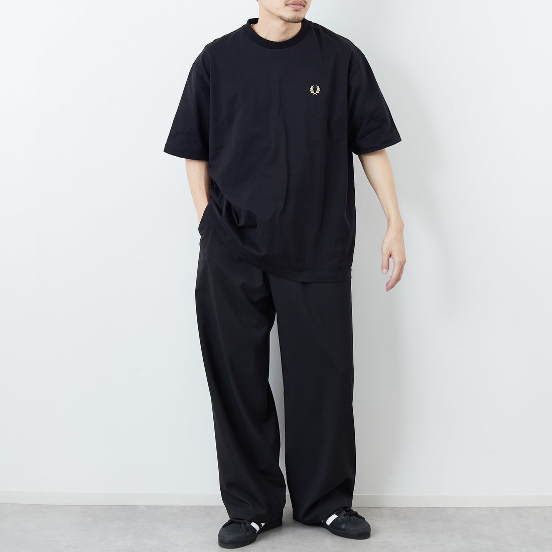 FRED PERRY [フレッドペリー] 別注 ORIGINAL SPORTSWEAR バック刺繍ロゴTシャツ [FPM-26S-023JF] BLACK/SNOW &&モデル身長：168cm 着用サイズ：L&&