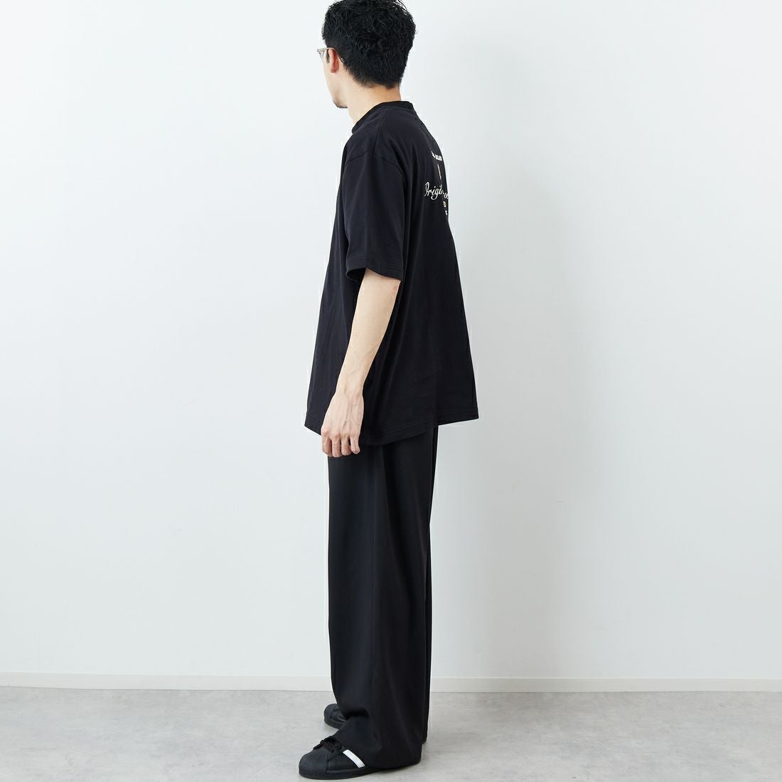 FRED PERRY [フレッドペリー] 別注 ORIGINAL SPORTSWEAR バック刺繍ロゴTシャツ [FPM-26S-023JF] BLACK/SNOW &&モデル身長：168cm 着用サイズ：L&&