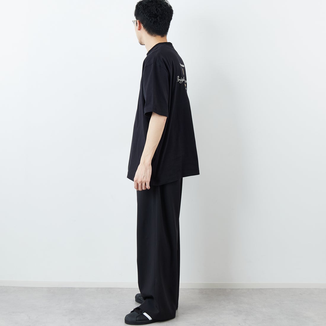 FRED PERRY [フレッドペリー] 別注 ORIGINAL SPORTSWEAR バック刺繍ロゴTシャツ [FPM-26S-023JF] BLACK/SNOW &&モデル身長：168cm 着用サイズ：L&&