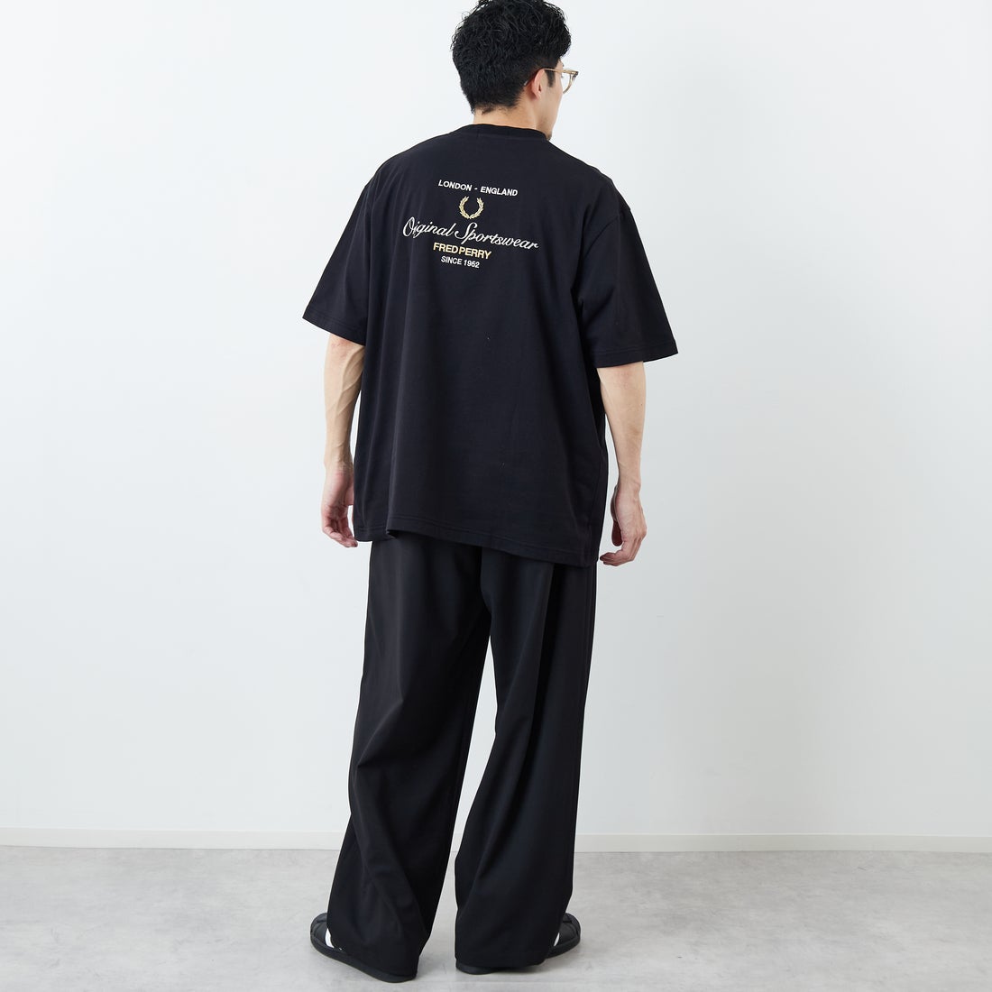 FRED PERRY [フレッドペリー] 別注 ORIGINAL SPORTSWEAR バック刺繍ロゴTシャツ [FPM-26S-023JF] BLACK/SNOW &&モデル身長：168cm 着用サイズ：L&&