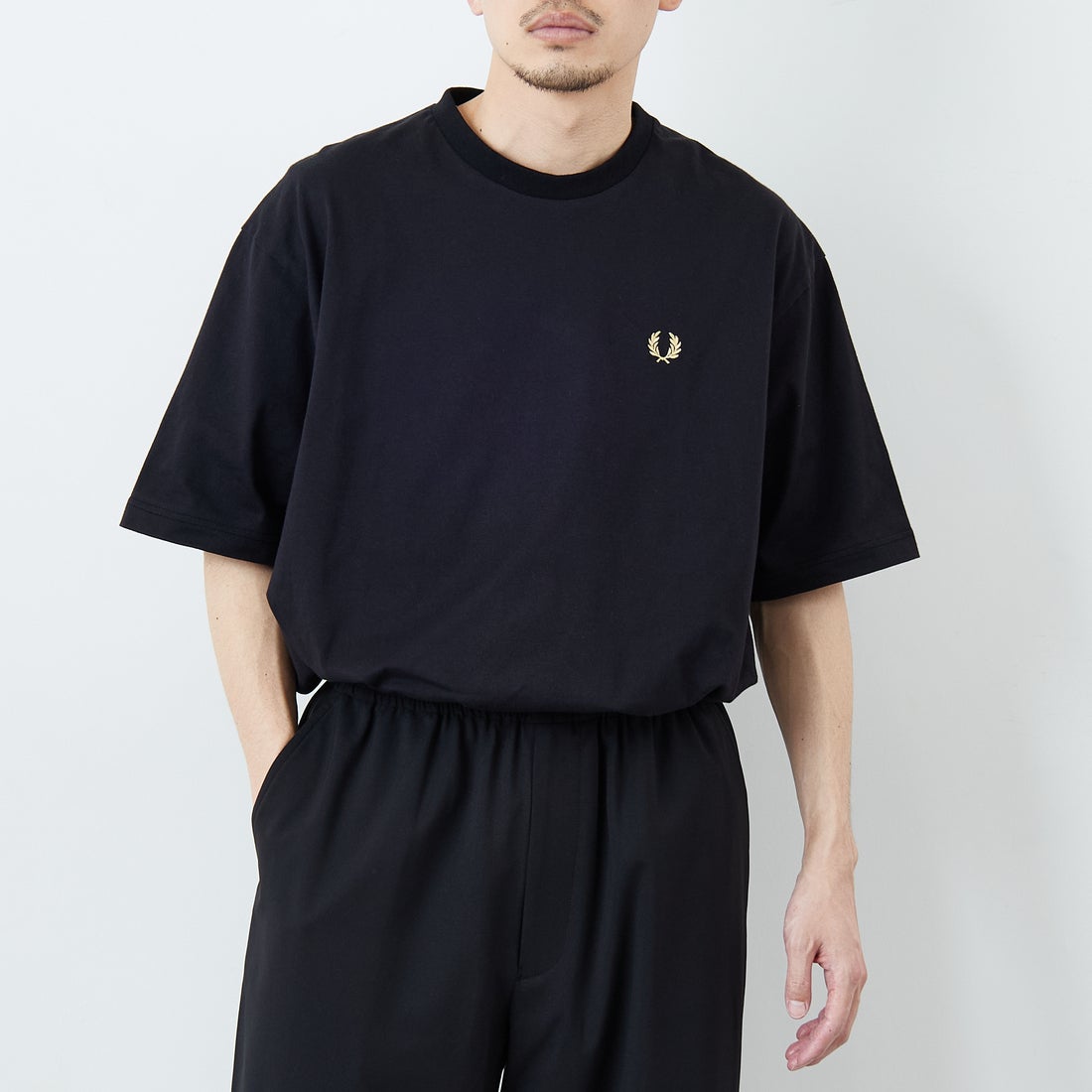 FRED PERRY [フレッドペリー] 別注 ORIGINAL SPORTSWEAR バック刺繍ロゴTシャツ [FPM-26S-023JF] BLACK/SNOW &&モデル身長：168cm 着用サイズ：L&&