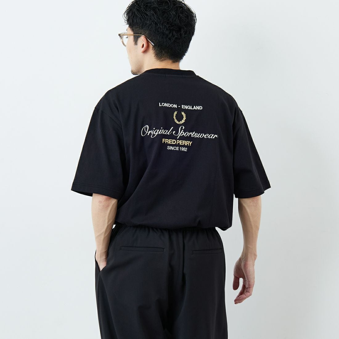 FRED PERRY [フレッドペリー] 別注 ORIGINAL SPORTSWEAR バック刺繍ロゴTシャツ [FPM-26S-023JF] BLACK/SNOW &&モデル身長：168cm 着用サイズ：L&&
