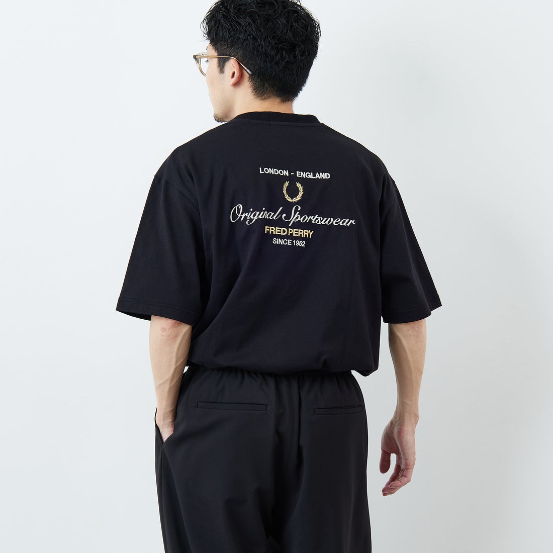 FRED PERRY [フレッドペリー] 別注 ORIGINAL SPORTSWEAR バック刺繍ロゴTシャツ [FPM-26S-023JF] BLACK/SNOW &&モデル身長：168cm 着用サイズ：L&&